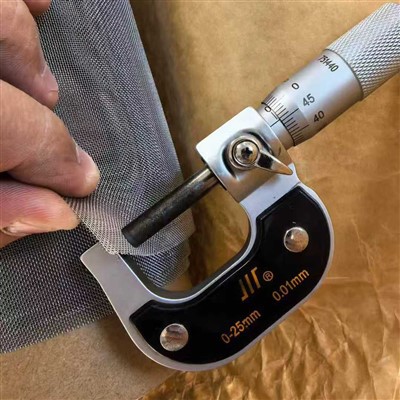 Jaki jest współczynnik Poissona drutu tytanowego?